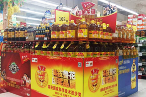 一个男人购买花生油产品365完美体育
的过程记录